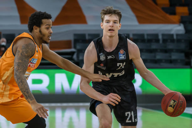 他避免了成 他避免了成